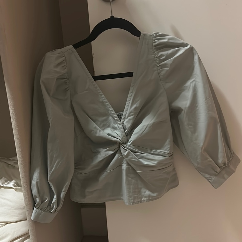 Never been worn Abercrombie Twist-Front Poplin Top!